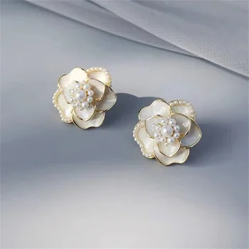 Fransız ışık lüks Beyaz çiçek saplama küpe Kadınlar için zarif Gelişmiş Tasarım Duygusu Zirkon zarif Kız düğün takısı